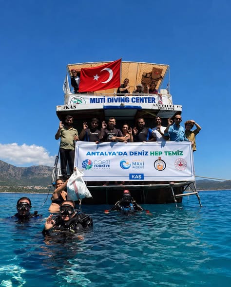Kaş ilçemizde deniz dibi ve kıyı temizliği etkinliği gerçekleştiriliyor.