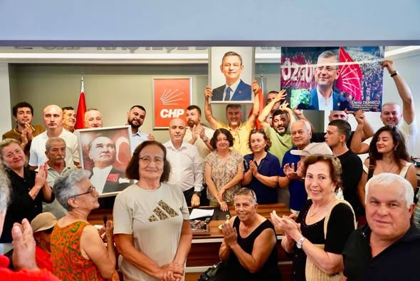 Kaş ilçesinde Cumhuriyet Halk Partisi'nde (CHP) dikkat çeken bir toplu istifa yaşandı.