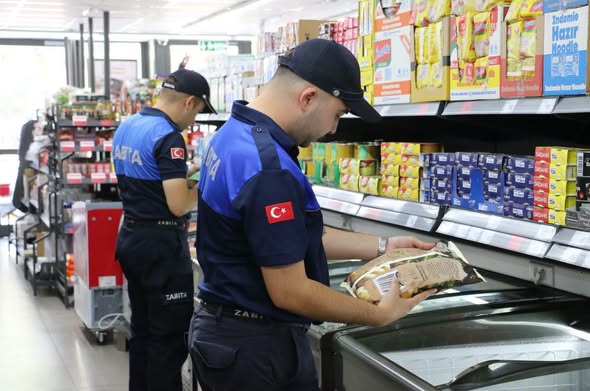 Kaş belediyesi Zabıta Müdürlüğü ekipleri, 2026-2027 Eğitim Öğretim Yılı’nın başlamasıyla birlikte öğrencilerimizin sağlıklı ve güvenilir gıdaya ulaşması amacıyla okul kantinlerinde denetimler gerçekleştirdi.