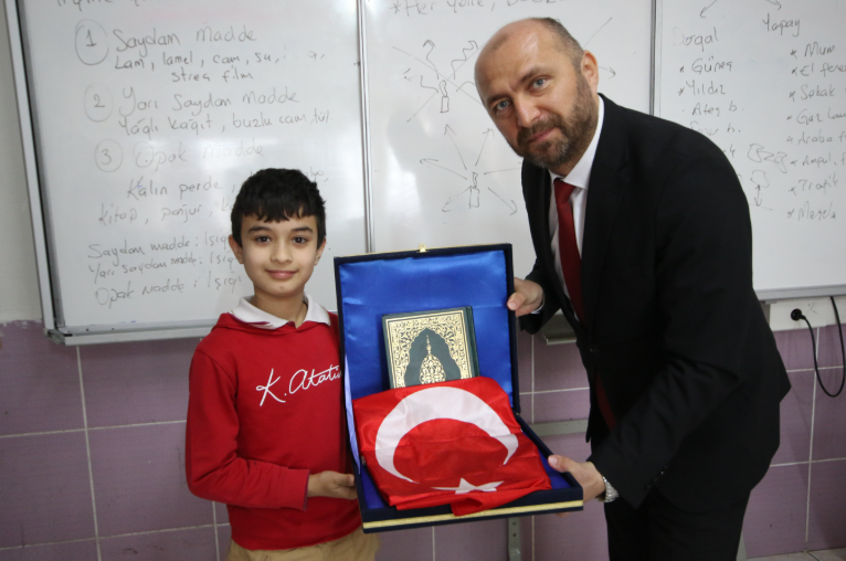 Kaş’ta öğrenciden duygulandıran bayrak sevgisi