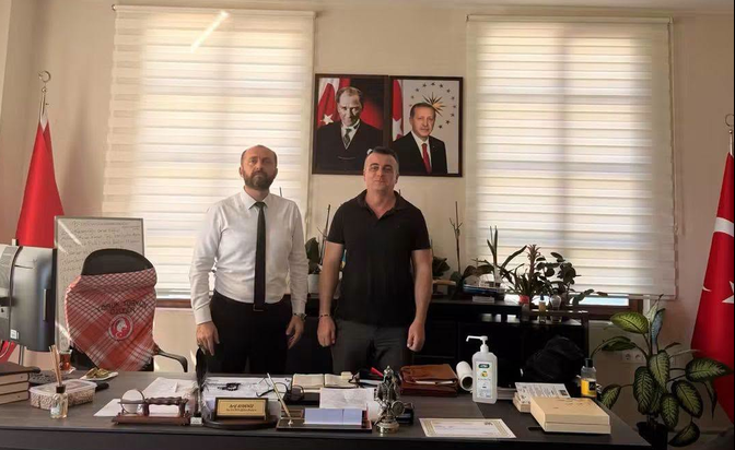 Kan Bağışçısı Kazanım Uzmanı Hüseyin BAYRAMER,Kaş İlçe Millî Eğitim Müdürü Arif AYDENİZ’i makamında ziyaret etti.