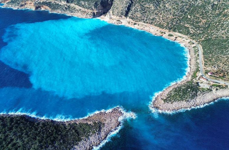 Kaş’ta yağış sonrası Kaputaş Plajı deniz renkleriyle görsel şölen sunuyor